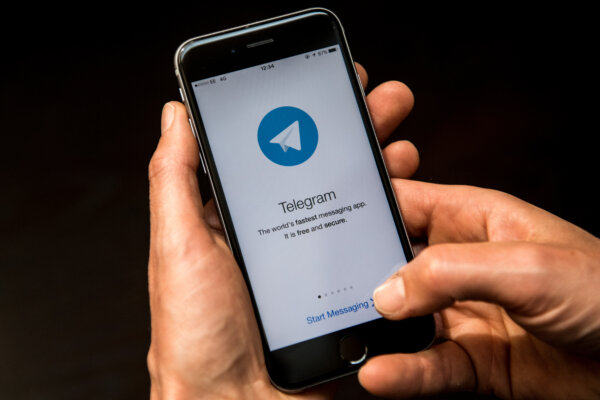 Човек отваря приложението за съобщения Telegram на смартфон в Лондон на 25 май 2017 г. (Carl Court/Getty Images)