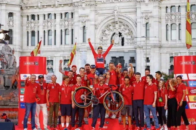 Обиколката на Испания завърши с победата на словенеца Примож Роглич 1 Победителят на Обиколката на Испания 2024 и носител на червеното трико Примож Роглич
