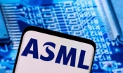 Смартфон показва логото на ASML. (Dado Ruvic/Reuters)