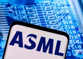 Смартфон показва логото на ASML. (Dado Ruvic/Reuters)