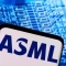 Смартфон показва логото на ASML. (Dado Ruvic/Reuters)