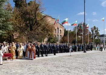 Церемонията по издигането на знамената по случай Деня на София обедини важните държавни институции, независимо от партийните им различия. Снимки: Пресцентъра на президентството и Софийска св. Митрополия