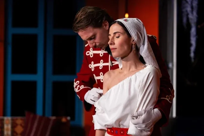 „Оръжията и човекът“ в Народния театър ни провокира да заемем позиция относно историята си 1 „Оръжията и човекът“ в Народния театър ни провокира да заемем позиция относно историята си