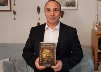 Павел Серафимов с последната си книга „Древните корени на българския език - тракийски речник“ (личен архив)