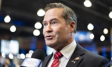 Бъдещият съветник по национална сигурност Майкъл Уолц обещава "отговорен край" на войната в Украйна 1 Конгресменът - републиканец от Флорида Майкъл Уолц разговаря с репортери в Конгресния център на Пенсилвания преди президентския дебат между 45-я президент Доналд Тръмп и вицепрезидента Камала Харис във Филаделфия на 10 септември 2024 г. Мадалина Василиу/The Epoch Times