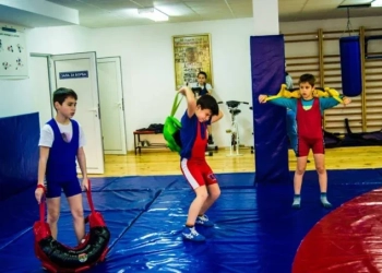 Тренировка на деца от спортен клуб по борба (https://belene.bg/sport/)