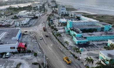 Електромобили с наводнени батерии предизвикаха пожари във Флорида 1 Работници разчистват пътищата от пясък и отломки, след като ураганът Хелийн заля района с високи вълни, в Трежър Айлънд, Флорида, на 28 септември 2024 г. Джо Редъл/Getty Images