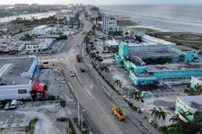 Електромобили с наводнени батерии предизвикаха пожари във Флорида 1 Работници разчистват пътищата от пясък и отломки, след като ураганът Хелийн заля района с високи вълни, в Трежър Айлънд, Флорида, на 28 септември 2024 г. Джо Редъл/Getty Images