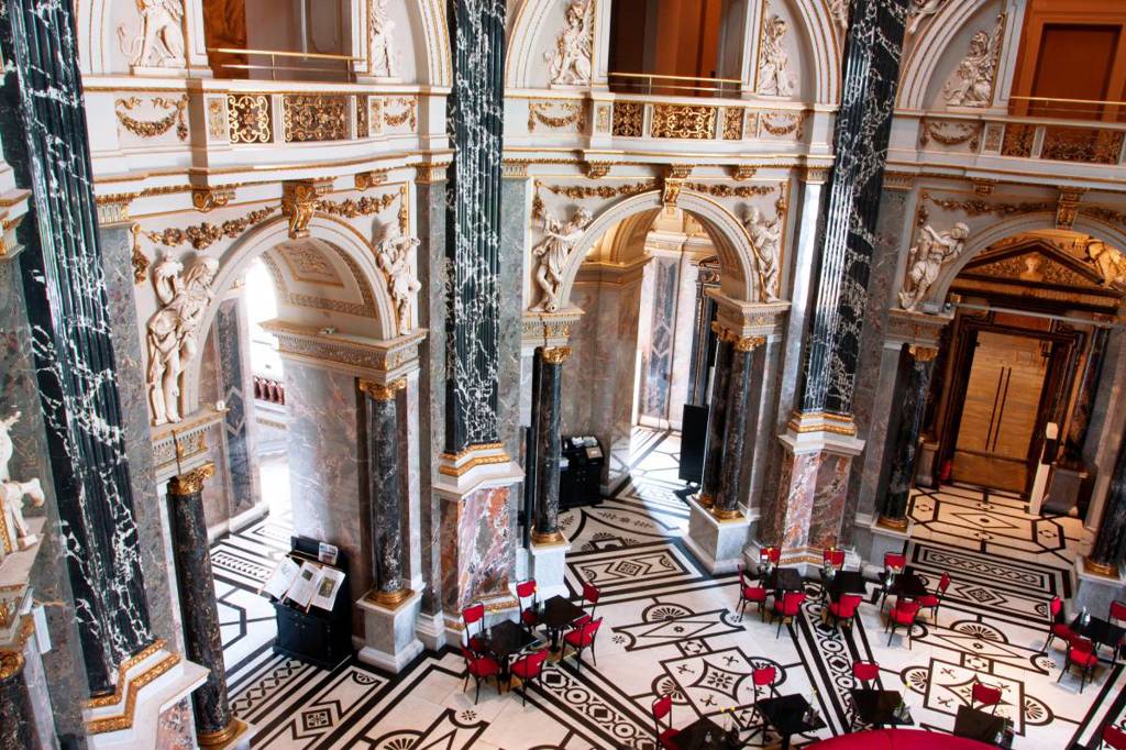 Вътре в красивия исторически музей Kunsthistorisches Museum. (Radiokafka/Shutterstock)