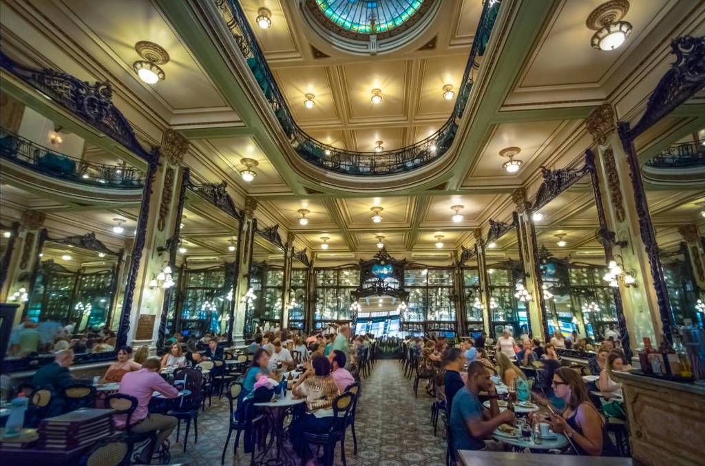 Интериорът на кафене Confeitaria Colombo, в Рио де Жанейро, Бразилия. (Diego Grandi/Shutterstock)