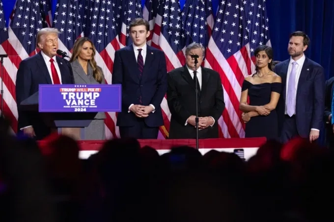 Ключовата демографска промяна, която доведе до победата на Доналд Тръмп 1 Доналд Джей Тръмп и Джей Ди Ванс със семействата им в Уест Палм Бийч, Флорида, след победата в президентските избори на 6 ноември 2024 г. Джон Фредрикс/The Epoch Times