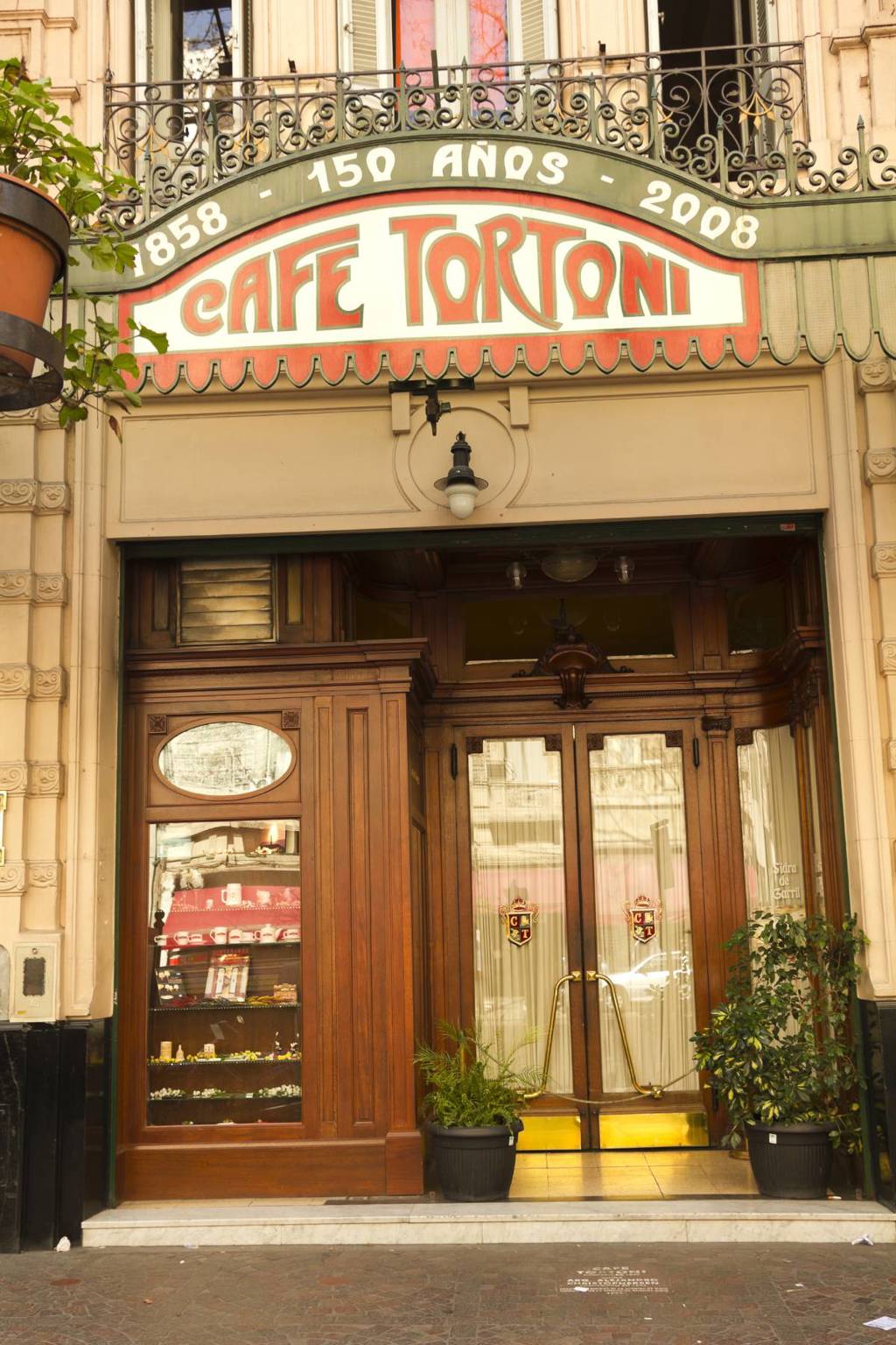 Exterior of Café Tortoni. (Toniflap/Shutterstock)