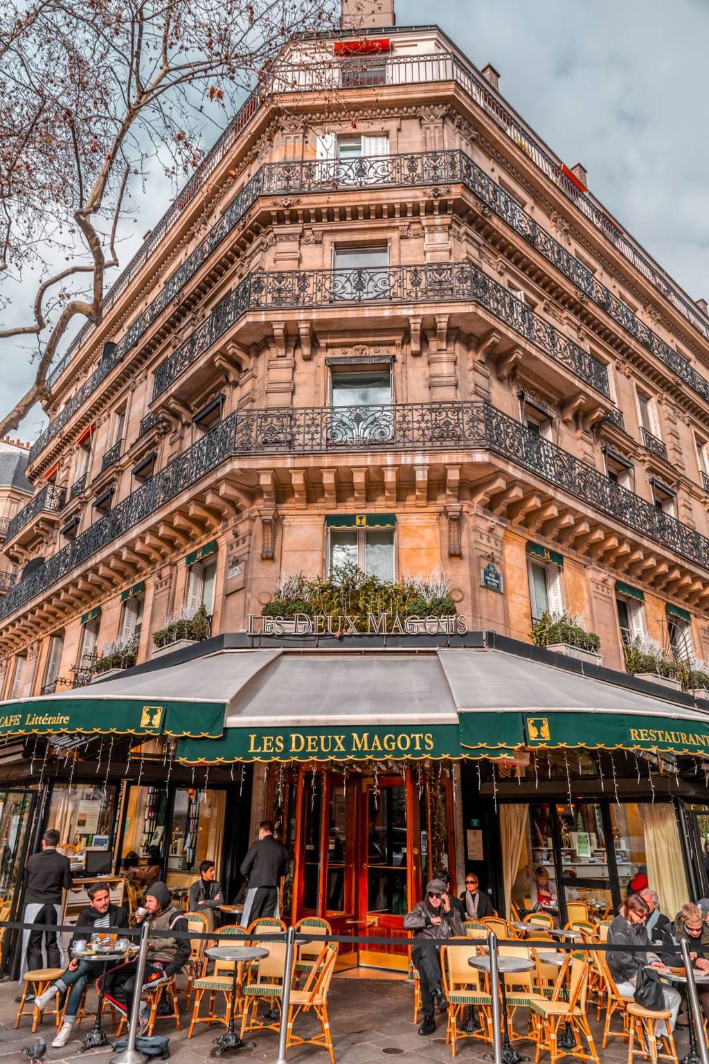 Les Deux Magots в Париж, Франция. (ColorMaker/Shutterstock)