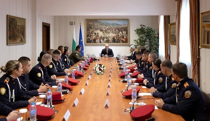 Румен Радев се срещна с курсанти от Националния военен университет „Васил Левски“ 1 Румен Радев се срещна с курсанти от Националния военен университет „Васил Левски“