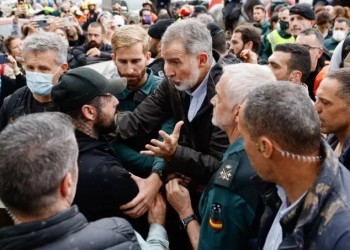 Испанският крал Фелипе VI разговаря с протестиращи в Пайпорта, близо до Валенсия, Испания, на 3 ноември 2024 г. (Biel Alino/EFE via AP)