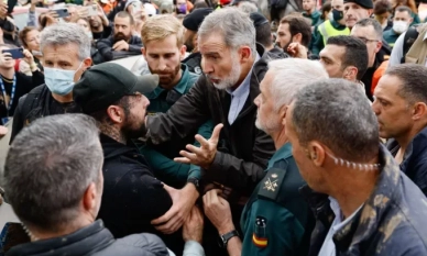 Разгневена тълпа посрещна кралските особи на Испания, броят на жертвите от наводненията расте