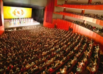 Артистите на "Шен Юн" изнасят представление в пълната зала на Grand Théâtre de Provence, в Екс-ан-Прованс, на 7 февруари 2022 г. Джан Юе/The Epoch Times