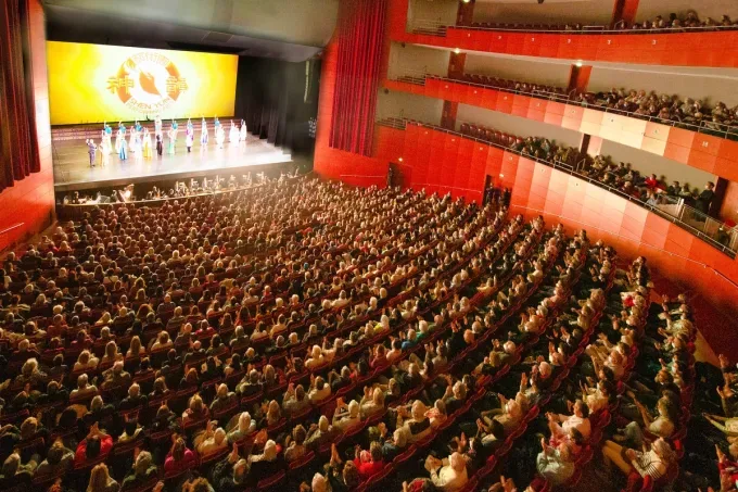 Артистите на "Шен Юн" изнасят представление в пълната зала на Grand Théâtre de Provence, в Екс-ан-Прованс, на 7 февруари 2022 г. Джан Юе/The Epoch Times