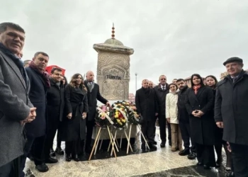 За първи път възпоминанията на Тюркян чешма са две - сутринта идват представителите на ДПС, останали с Ахмед Доган, а следобед идват от ДПС - Ново начало. Делян Пеевски обаче не е сред присъствалите. Снимка: Пресцентър ДПС - Доган