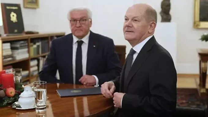 Германия пред извънредни избори 1 Германският президент Франк-Валтер Щайнмайер и Олаф Шолц след получения вот на недоверие на 16-ти декември. Снимка: dts