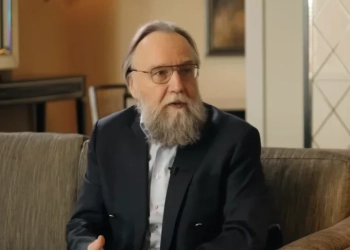 Книгите на Александър Дугин яха забранени за четене в САЩ от администрацията на Джо Байдън. Снимки: стопкадри от интервюто на Тъкър Карлсън с Александър Дугин.