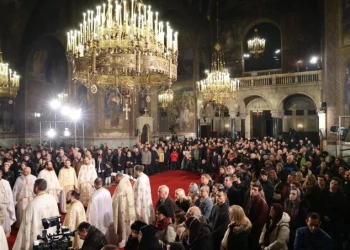 В Бъдната вечер на 2024 г. патриаршеската катедрала "Свети Алакесандър Невски" е пълна с миряни. Снимки: Българска патриаршия