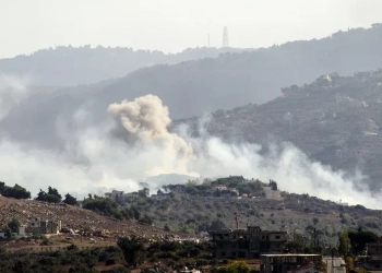 Дим след израелска ракетна атака по село Кфаркила в южен Ливан, в близост до израелската граница на 2-ри октомври 2024 г. Снимка AFP чрез Getty Image