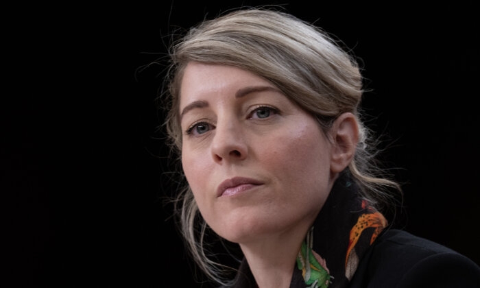 Канада налага санкции на китайски служители заради потискане на Фалун Гонг и етнически малцинства 1 Канада налага санкции на китайски служители заради потискане на Фалун Гонг и етнически малцинства