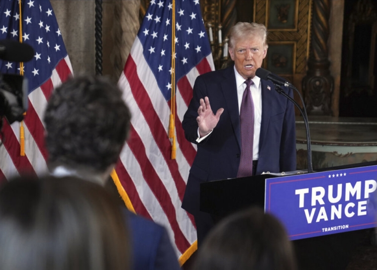 Тръмп обсъди Гренландия, Панамския канал, Хамас и други по време на пресконференция 1 Новоизбраният президент Доналд Тръмп говори по време на пресконференция в Мар-а-Лаго, вторник, 7 януари 2024 г., в Палм Бийч, Флорида. AP Photo/Ивън Вучи