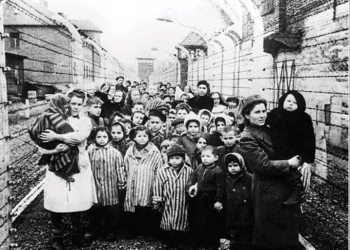 Деца, оцелели след ужасите в Аушвиц. Снимка: архивен кадър