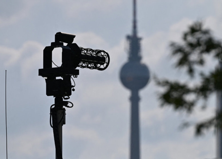 Германия одобрява планове, позволяващи на военните да свалят незаконни дронове