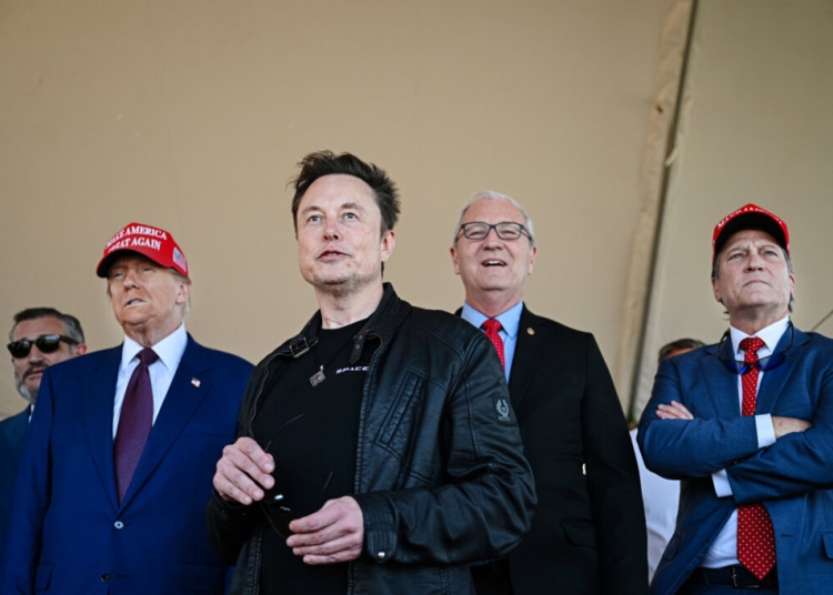 Илон Мъск за експлозията на Tesla Cybertruck в Лас Вегас: "Избрали са грешното превозно средство" 1 Новоизбраният президент на САЩ Доналд Тръмп заедно с Илон Мъск, сенаторите Тед Круз (републиканец, Тексас) и Кевин Креймър (републиканец, Северна Дакота), и конгресмена Рони Джаксън (републиканец, Тексас), гледат изстрелването на шестия тестов полет на ракетата SpaceX Starship в Браунсвил, Тексас, на 19 ноември 2024 г. Брандън Бел/Getty Images