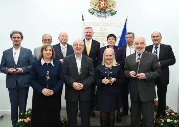 Министерството на туризма почете с наградата "Златна роза" 10 изявени личности за цялостен принос в туризма в България (https://www.tourism.government.bg/)