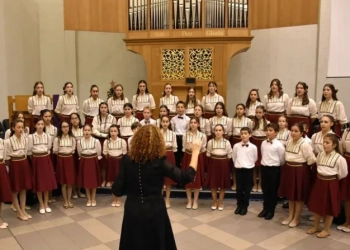 Детски хор "Добри Христов" със своята  диригентка Галина Станишева. Тя казва, че трябва да ценим високо всички, които правят и невъзможното хоровото изкуство да съществува, защото в България има невероятна школа. Снимка: Детски хор „Добри Христов“ чрез varnautre.bg