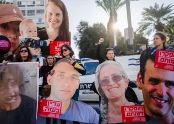 Роднини и поддръжници на израелски заложници, държани от Хамас в Газа, държат снимки на близките си по време на протест с призив за връщането им в Тел Авив, Израел, 8 януари 2025 г. Охад Цвигенберг/AP Photo