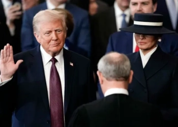 Доналд Тръмп полага клетва като 47-ия президент на Съединените щати пред върховния съдия Джон Робъртс, докато Мелания Тръмп държи Библията по време на 60-та президентска инагурация в Ротондата на Капитолия на САЩ във Вашингтон, понеделник, 20 януари 2025 г. AP Photo/ Джулия Демари Никинсон, Pool