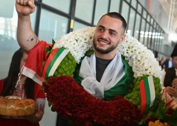 Карлос Насар триумфира при завръщането си в България на летище София. Снимка: Булфото