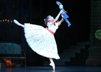 Сцена от балета "Лешникотрошачката" в изпълнение на руска танцова трупа.