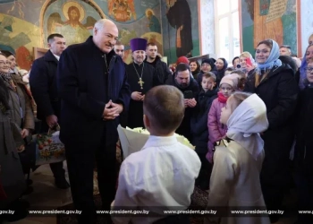 При пристигането в църквата Александър Лукашенко беше поздравен от двама от най-малките членове на църковната общност. Снимки: Пресслужбата на президентството на Беларус