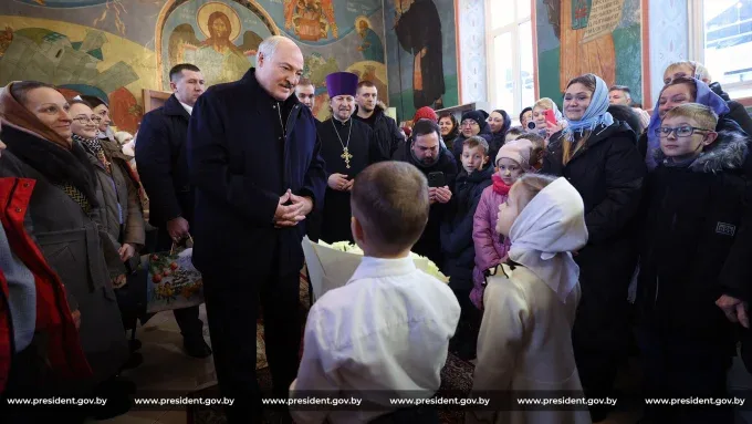 При пристигането в църквата Александър Лукашенко беше поздравен от двама от най-малките членове на църковната общност. Снимки: Пресслужбата на президентството на Беларус