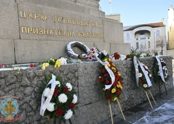 Положени цветя пред паметника на Цар Освободител в памет на Александър Втори, издигнат по инициатива на българския княз Фердинанд през 1901 г. Снимки: Българска патриаршия