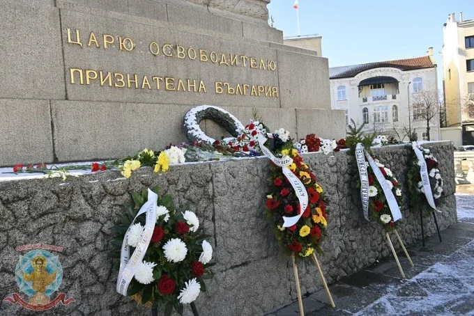 Положени цветя пред паметника на Цар Освободител в памет на Александър Втори, издигнат по инициатива на българския княз Фердинанд през 1901 г. Снимки: Българска патриаршия