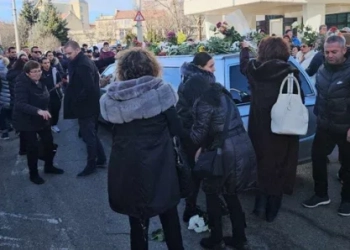 В Казанлък изпратиха с цветя и аплодисменти своята обичана съгражданка Петя Пендарева в последния ѝ път на 8-ми януари. Снимка: Press TV