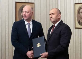 Президентът Румен Радев и кандидатът за премиер на ГЕРБ Росен Желязков при предаването на папката за проучвателен мандат за съставяне на правителство. Снимки: Пресслужба на президентската институция