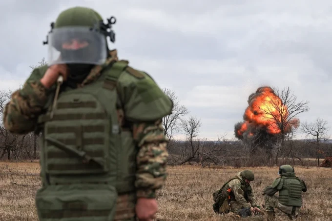 Руски войници разминират район в обявилата за независима от Украйна Луганска народна република. Снимка: ТАСС