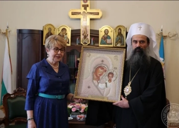 Българският патриарх Даниил получава от посланик Митрофанова избродирана икона на Майката Божия – Казанска. Снимка: Българска патриаршия