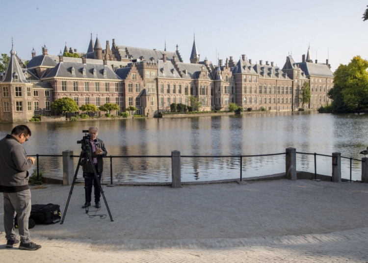 Премиерът на Нидерландия повдигна въпроса за забраната за износ на ASML в разговори с гостуващия китайски вицепремиер 1 Нидерландският премиер повдига въпроса за забраната за износ на ASML по време на разговори с гостуващия китайски вицепремиер