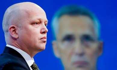 Норвежкото правителство се разпада заради спор относно енергийните политики за въглеродна неутралност на ЕС 1 Норвежкото правителство се разпада заради спор за политиките на ЕС за въглеродна неутралност в енергетиката