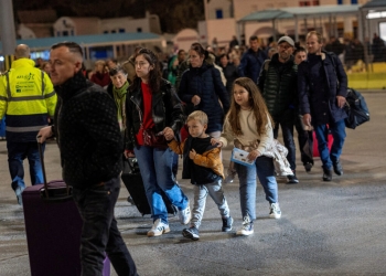 Стотици бягат от Санторини заради земетресения, нарушаващи живота