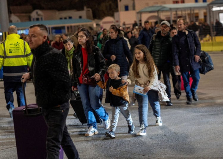 Стотици бягат от Санторини заради земетресения, нарушаващи живота